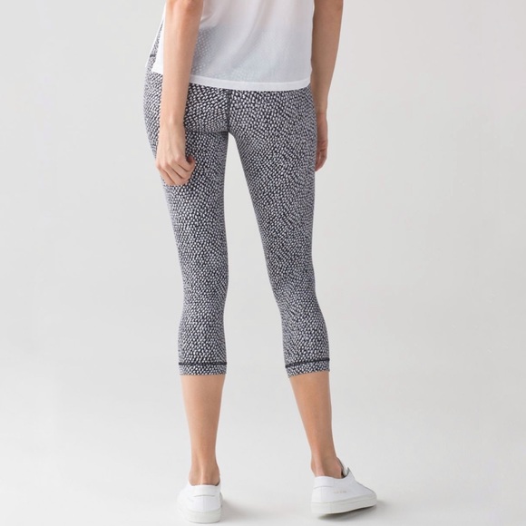 Lululemon black grey white scatter star arctic wunder under crop legging - Picture 7 of 10